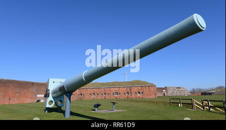 Große naval gun auf Anzeige an Fort Nelson Royal Armouries Museum, Portsdown, Portsmouth, Hampshire, England, Großbritannien Stockfoto