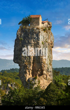 Bild-und-Bild von Katskhi Säule georgisch-orthodoxen Kirche auf einer 40 m (130 ft) natürlichen Kalkfelsen Säule in der Nähe von Chiatura, Imereti Region, Georgien (Co Stockfoto