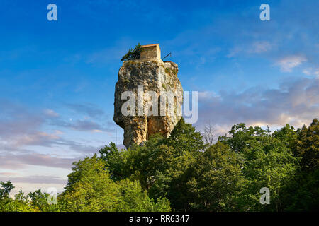 Bild-und-Bild von Katskhi Säule georgisch-orthodoxen Kirche auf einer 40 m (130 ft) natürlichen Kalkfelsen Säule in der Nähe von Chiatura, Imereti Region, Georgien (Co Stockfoto