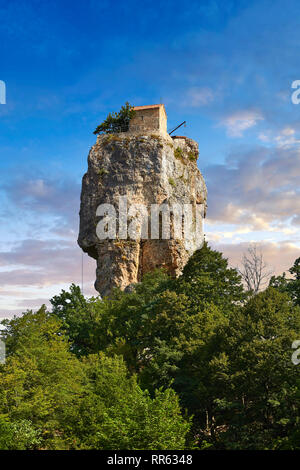 Bild-und-Bild von Katskhi Säule georgisch-orthodoxen Kirche auf einer 40 m (130 ft) natürlichen Kalkfelsen Säule in der Nähe von Chiatura, Imereti Region, Georgien (Co Stockfoto