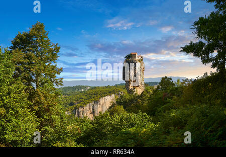 Bild-und-Bild von Katskhi Säule georgisch-orthodoxen Kirche auf einer 40 m (130 ft) natürlichen Kalkfelsen Säule in der Nähe von Chiatura, Imereti Region, Georgien (Co Stockfoto