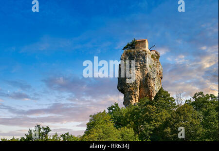 Bild-und-Bild von Katskhi Säule georgisch-orthodoxen Kirche auf einer 40 m (130 ft) natürlichen Kalkfelsen Säule in der Nähe von Chiatura, Imereti Region, Georgien (Co Stockfoto