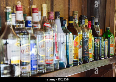 Reihen der Große Auswahl an Flasche Spirituosen auf Bar Regal. Stockfoto