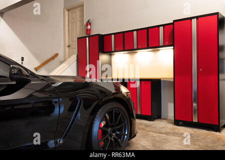 Wohnhaus, Garage innen hoch organisiert und sauber mit Auto innen Stockfoto