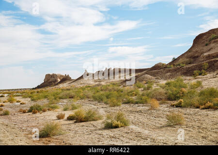 Blick auf die Mauern der alten Festung Toprak-Kala (Toprak Qala) in der kyzylkum Wüste, Karakalpakstan, Usbekistan, in Zentralasien Stockfoto