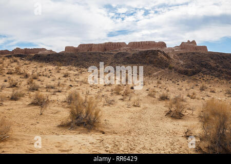 Blick auf die Mauern der Festung aus Ayaz-Kala Kyzylkum Wüste, Karakalpakstan, Usbekistan, in Zentralasien Stockfoto