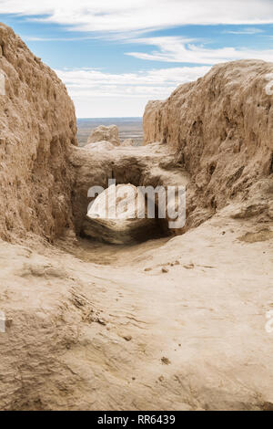 Doppelten Mauern des Ayaz-Kala Festung in der kyzylkum Wüste, Karakalpakstan, Usbekistan, in Zentralasien Stockfoto