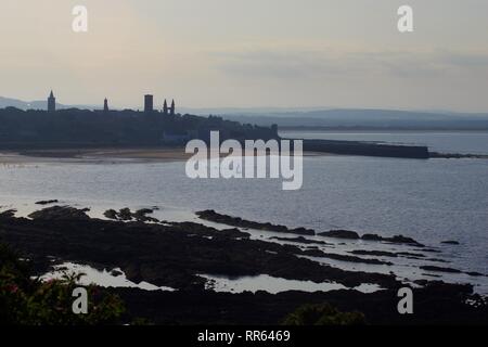 St. Andrew's Skyline teilweise Silhouette an einem Sommerabend. Blick von den Klippen, über der Nordsee. Fife, Schottland, Großbritannien. Stockfoto