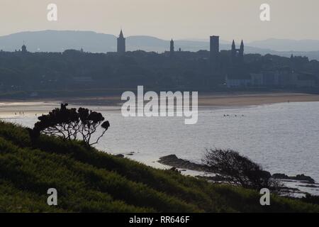 St. Andrew's Skyline teilweise Silhouette an einem Sommerabend. Blick von den Klippen, über der Nordsee. Fife, Schottland, Großbritannien. Stockfoto