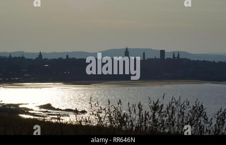 St. Andrew's Skyline teilweise Silhouette an einem Sommerabend. Blick von den Klippen, über der Nordsee. Fife, Schottland, Großbritannien. Stockfoto