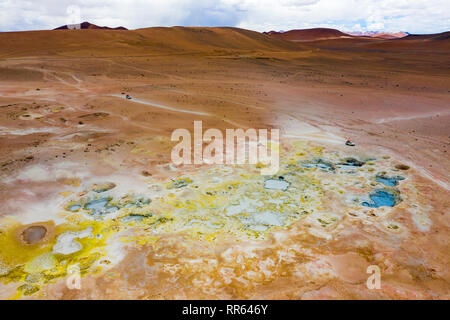 Abstrakte farbige blops der Geysir Sol de Mañana" in der Provinz Potosi, Bolivien, Birds Eye View Stockfoto