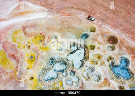 Abstrakte farbige blops der Geysir Sol de Mañana", Provinz Potosi, Bolivien, Luftbild. Lebendige Farben der geothermischen Aerea durch vulkanische Mineralien verursacht. Stockfoto