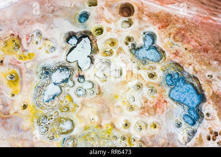 Abstrakte farbige blops der Geysir Sol de Mañana" in der Provinz Potosi, Bolivien, Birds Eye View. Lebendige Farben der geothermischen Aerea durch Mineralien verursacht. Stockfoto