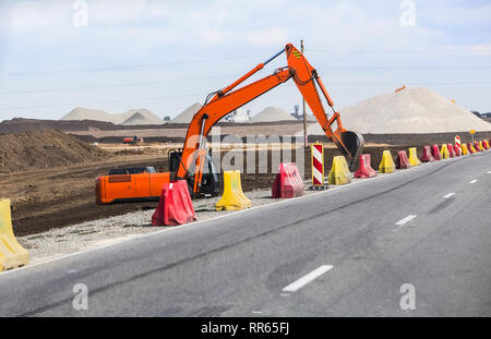 Bagger auf den Bau einer neuen mehrspurige Highway Stockfoto