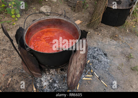 Die Tomatensauce, die altmodische Weise in einen großen Topf. Stockfoto