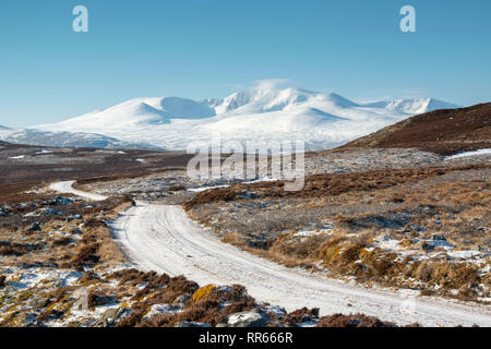 Eine Snow-Covered Track im Cairngorms Nationalpark führt über offenen Moor in Richtung Lochnagar. Stockfoto