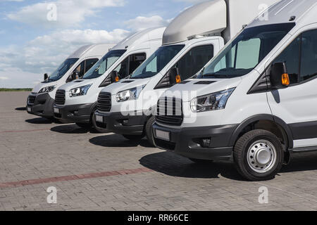 Anzahl der neuen weißen Kleinbusse und Lieferwagen, die außerhalb Stockfoto