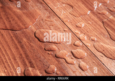 Wassertropfen auf einem Holzbrett closeup Stockfoto