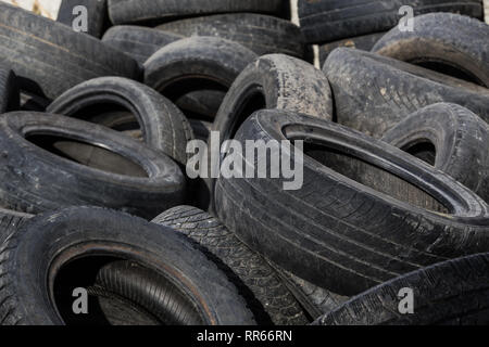 Alte Reifen verschlissen für Recycling Abfallwirtschaft Entsorgung Stockfoto