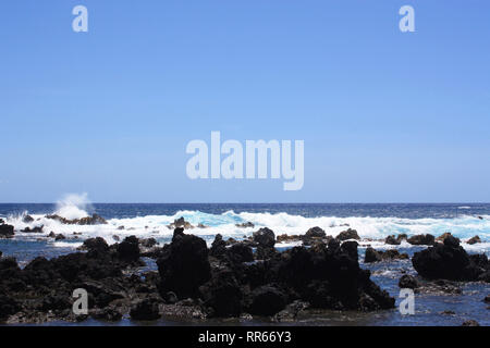 Rocky, schwarze Lava Shoreline fronting tief blauen Pazifischen Ozean bei laupahoehoe Point in Hawaii, USA Stockfoto