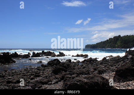 Rocky, schwarze Lava Shoreline fronting tief blauen Pazifischen Ozean bei laupahoehoe Point in Hawaii, USA Stockfoto
