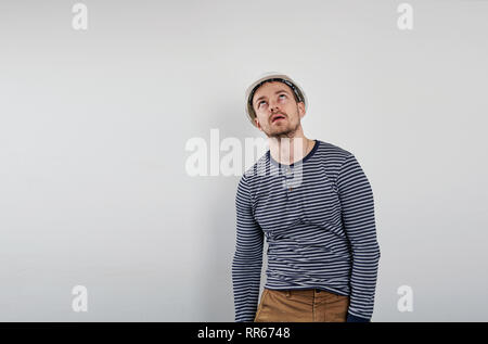 Builder in einen Helm auf weißem Hintergrund Stockfoto