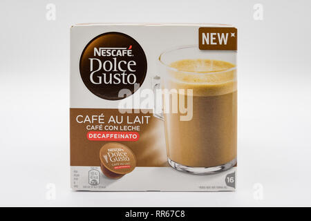 Largs, Schottland, Großbritannien - 19 Februar 2019: Nescafe Dolce Gusto Marke decafinated Kaffee nachfüllen Hülsen und Hülsen alle Verpackung recyclebar sind. Stockfoto