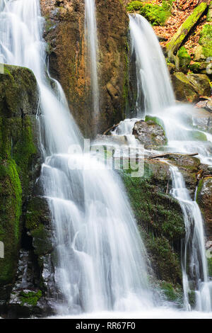 Wasserfall mit kleinen Kaskaden. schöne Natur Hintergrund im Sommer. lange Belichtung Stockfoto