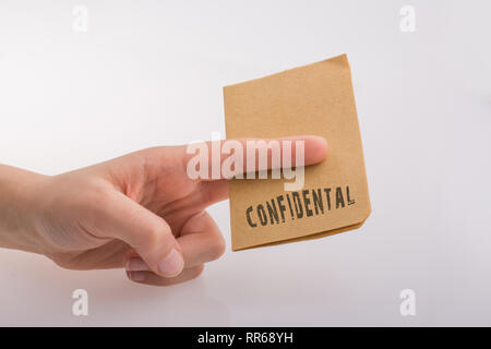 Braunes Papier vertraulich Text auf weißem Hintergrund Stockfoto