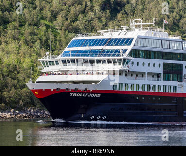 Hurtigruten Kreuzfahrt vorbei an den Raftsund, die Meerenge zwischen den Inseln Hinnøy und Austvågøya, von steilen Bergen, Norwegen Stockfoto