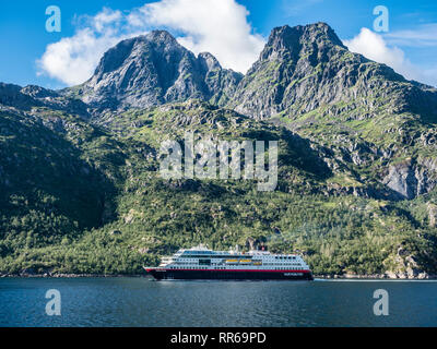 Hurtigruten Kreuzfahrt vorbei an den raftsund an einem sonnigen Tag, Meerenge zwischen den Inseln Hinnøy und Austvågøya, Norwegen Stockfoto