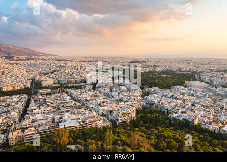Blick über Athen im Sonnenuntergang von den Lycabettus Hügel, Griechenland. Stockfoto