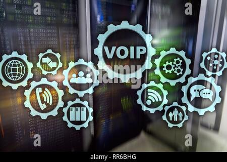 VoIP Voice over IP auf dem Bildschirm mit einem unscharfen Hintergrund des Serverraums. Das Konzept der "Voice over Internet Protocol Stockfoto