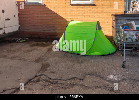 Leuchtend grüne kleine Zelt in jeder Gasse von einem obdachlosen Menschen. Stockfoto