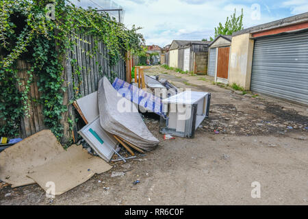 Große Haufen Müll, Verrottung, nachdem er fliegen gekippt und Links in einem städtischen Gasse. Zeigt anti-soziales Verhalten. Stockfoto