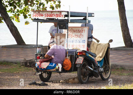 Alte thai Reparatur Schuhe auf Warenkorb mit Beiwagen neben Verkehr Ban Phe Straße gewartet für Menschen Service in Banphe Dorf Stadt am Juli 4, 2018 Ich Stockfoto