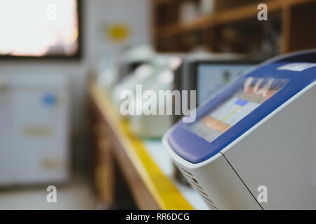 DNA-Vervielfältigung in Real Time PCR Thermocycler im Labor Stockfoto