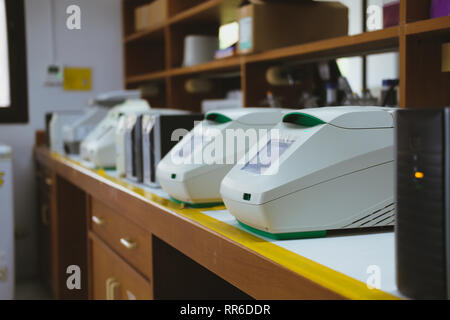 DNA-Vervielfältigung in Real Time PCR Thermocycler im Labor Stockfoto