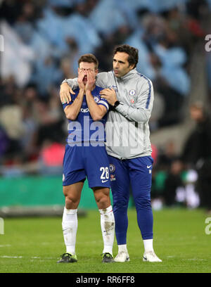 Chelsea's Cesar Azpilicueta (links) und Torwarttrainer Henrique Hilario sieht niedergeschlagen nach dem carabao Cup Finale im Wembley Stadion, London. Stockfoto