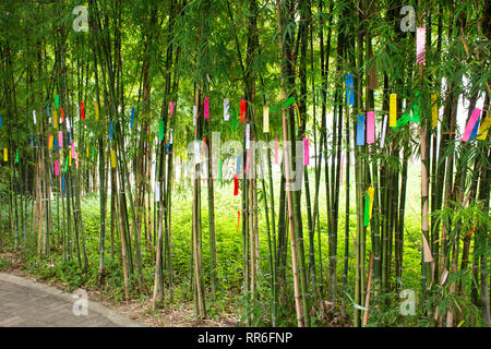 Reisende Leute verbinden und schreiben Wünsche auf Papier und auf Bambus Baum in Tanabata oder Star japanische Festival in Japan Dorf hängen am 8. Juli 2018 in Ay Stockfoto