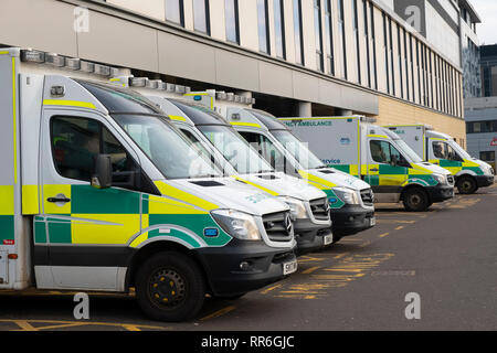 Ambulanzen außerhalb Notfallstation am Queen Elizabeth University Hospital in Glasgow, Schottland, Großbritannien geparkt Stockfoto