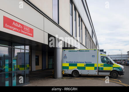 Ambulanzen außerhalb Notfallstation am Queen Elizabeth University Hospital in Glasgow, Schottland, Großbritannien geparkt Stockfoto