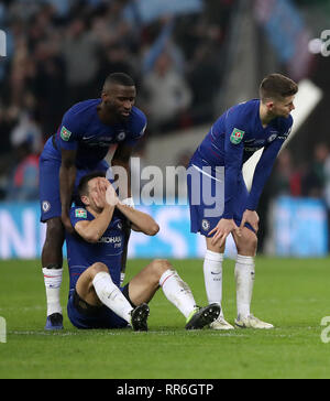 Chelseas Antonio Rudiger (links), Cesar Azpilicueta (auf dem Boden) und Jorginho sieht niedergeschlagen nach dem carabao Cup Finale im Wembley Stadion, London. Stockfoto