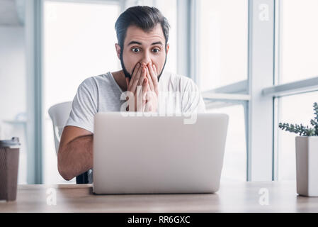 Junge aufgeregt Geschäftsmann feiert Sieg, gewann profitable Vertrag, unerwartete erstaunliche gewinnen, Big Deal auf Lager, beeindruckende Leistung, unbelievabl Stockfoto