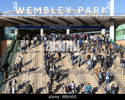 24 Feb 2019 - London, England. Die Menschen kamen in Wembley Park Station zu Fuß in Richtung Stadion Carabao Pokalspiele zu beobachten. Stockfoto