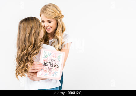 Gerne schöne Frau mit glücklichen Muttertag Grußkarte, die entzückende Tochter auf weißem Hintergrund Stockfoto