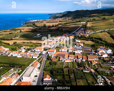 Blick von oben auf das Gebäude Dächer in Maia Stadt auf der Insel San Miguel - Azoren, Portugal. Stockfoto