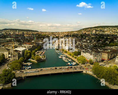 Luftaufnahme von der Zürcher Innenstadt mit dem berühmten Fraumunster Church und Limmat am Zürichsee vom Grossmünster Kirche an einem sonnigen Tag, Schweiz Stockfoto