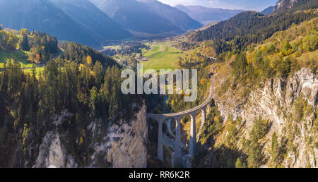 Schöne Landwasserviadukt in der Schweiz, Luftaufnahme Stockfoto