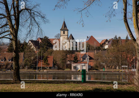 Blick über die Neckarschleife und Hessigheim unter einem blauen Himmel Stockfoto